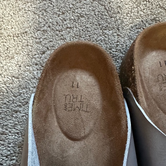 NWT Gray sandals - Picture 3 of 4